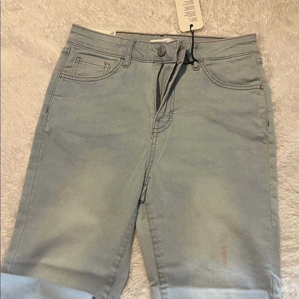 NWT Forever 21 Light Blue Girls Mid Rise Jeans Skinny 2 Marks One On Each Pant